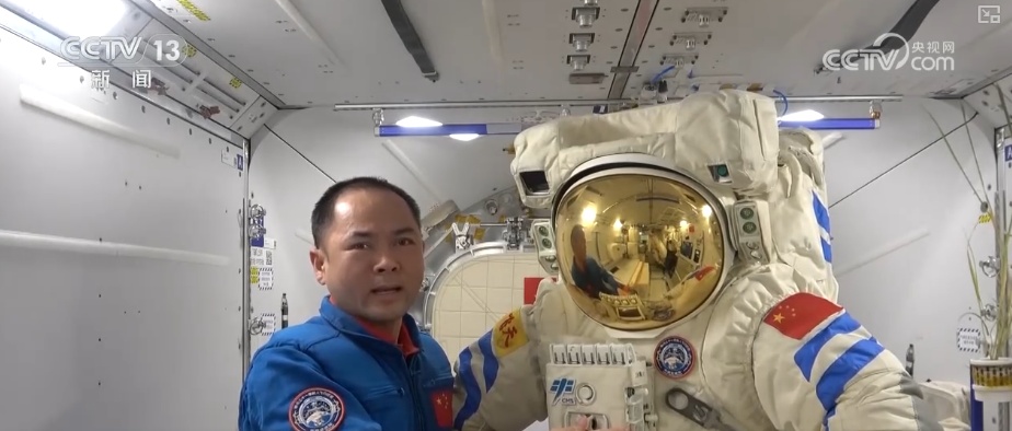 光荣返航、昂首问天！谢谢一路守护 老朋友寄语“4年20次”延寿目标舱外服