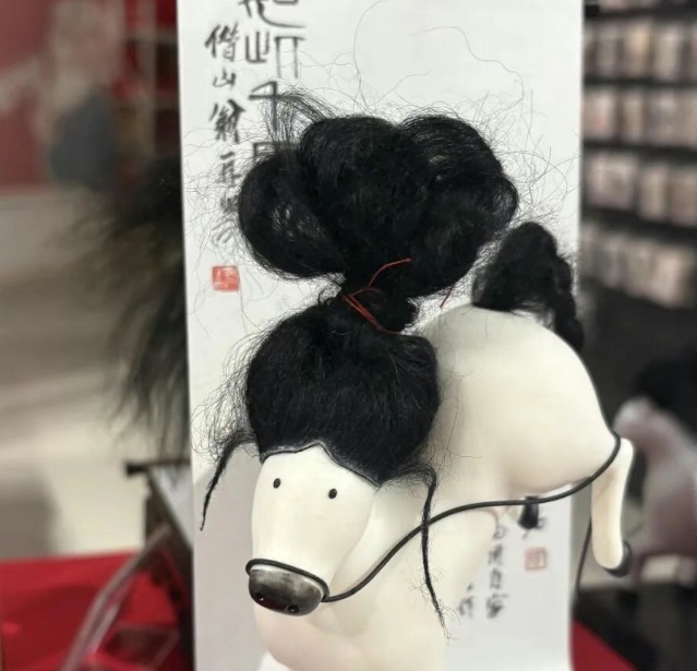 山东美术馆“马彪彪”火出圈！一头潦草秀发，有种放荡不羁的疯感，网友：好抽象好喜欢