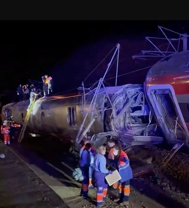 西班牙突发高铁脱轨事故：2辆列车相撞，已致21人死亡，上百人受伤，现场画面公布