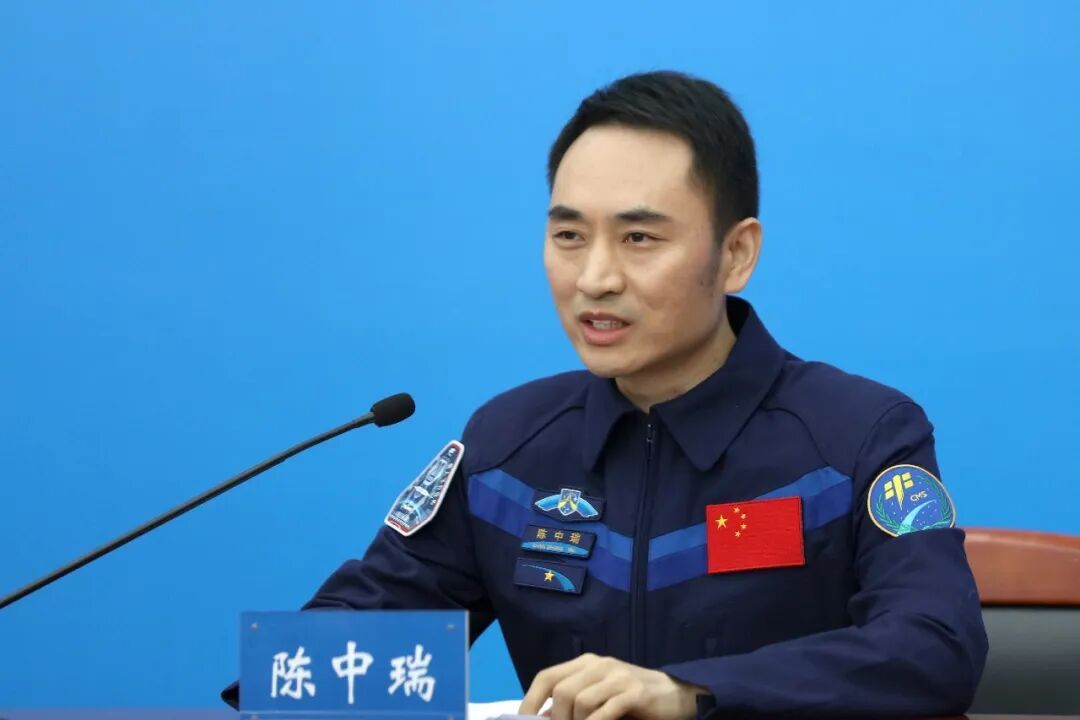 曾遭空间碎片撞击；神二十飞船成功着陆：返回舱外观总体正常，乘组陈冬讲述“相信地面，相信自己”