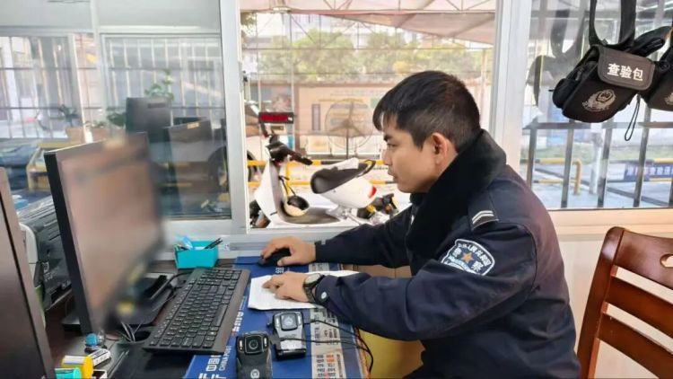 “桂M88888”刚上路，就被热心市民“一键三连”举报，原因是……