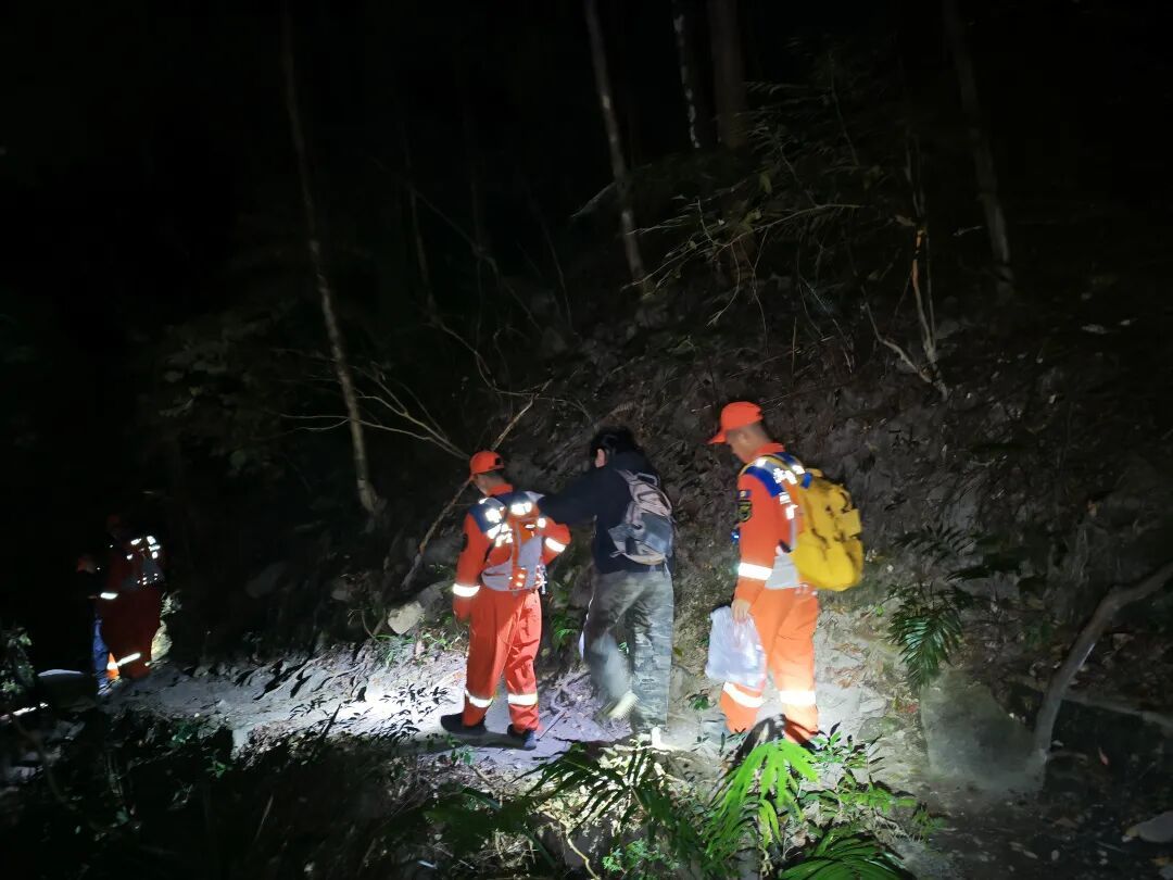 体力不支被驴友抛弃荒野，两女生遭遇惊魂一夜