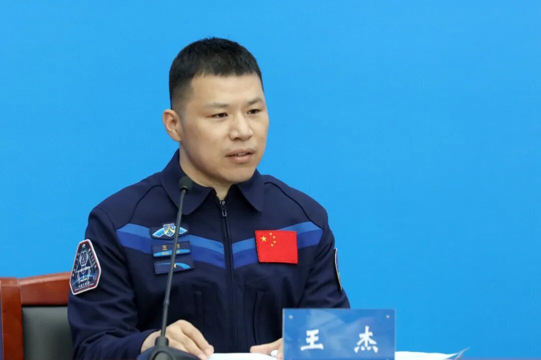 曾遭空间碎片撞击；神二十飞船成功着陆：返回舱外观总体正常，乘组陈冬讲述“相信地面，相信自己”