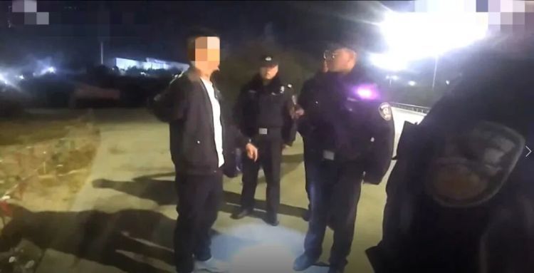 男子报警称30万元被抢&nbsp;民警发现事情另有蹊跷