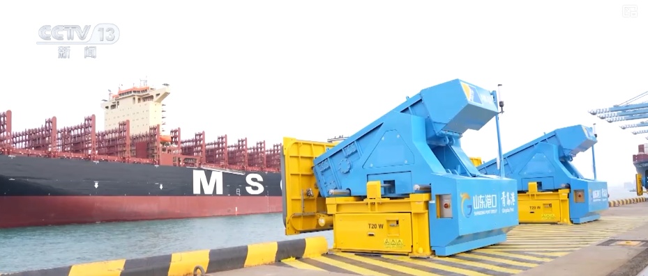 码头新年“上新”万吨巨轮“靠港即开工” 港口“朋友圈”扩容共绘蔚蓝新机遇