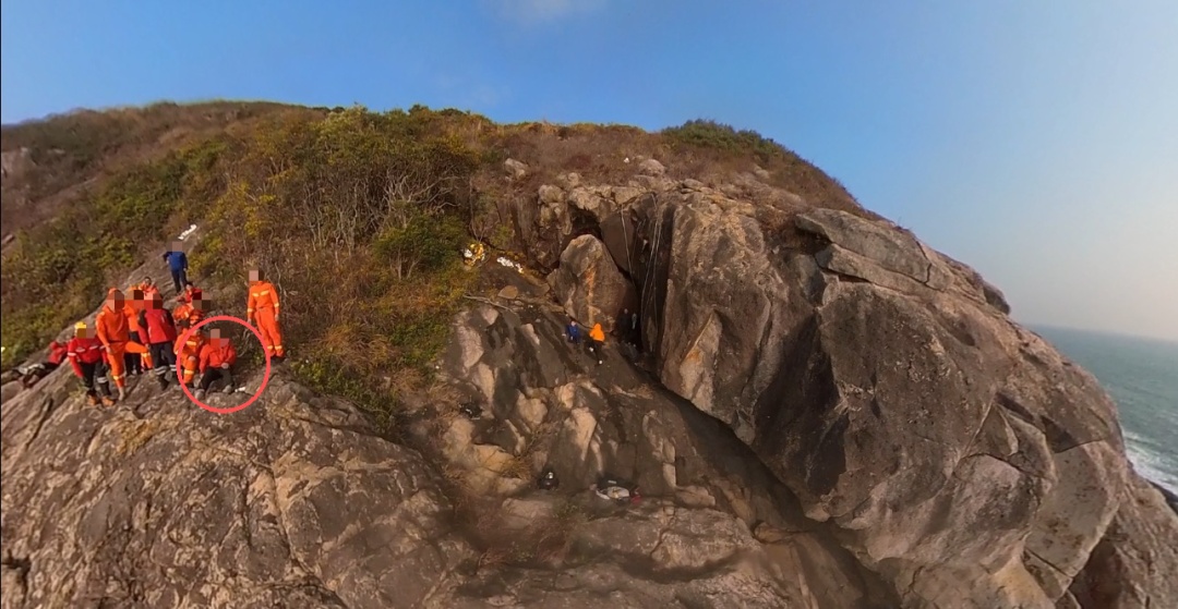 危急！男子清晨爬山失足摔落，直升机悬崖紧急救援