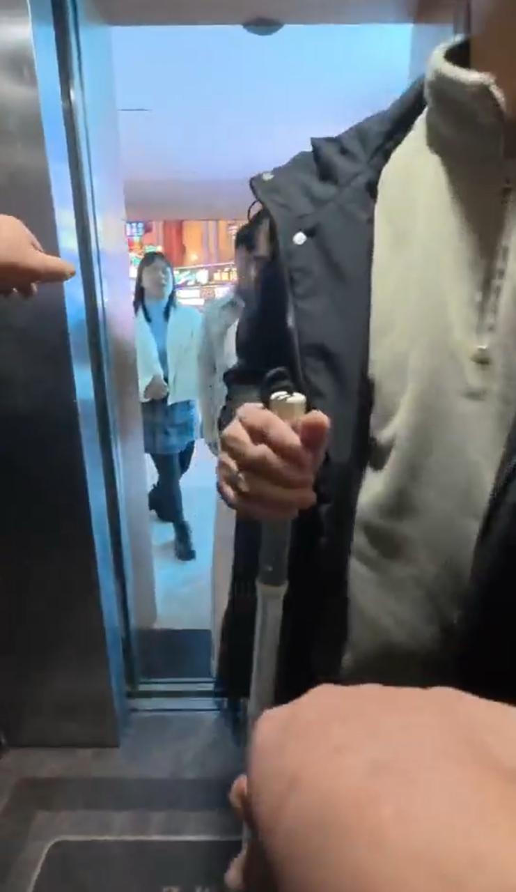 江苏面馆老板为盲人顾客免单，之后送几人回酒店并留下电话：需要帮助就找我