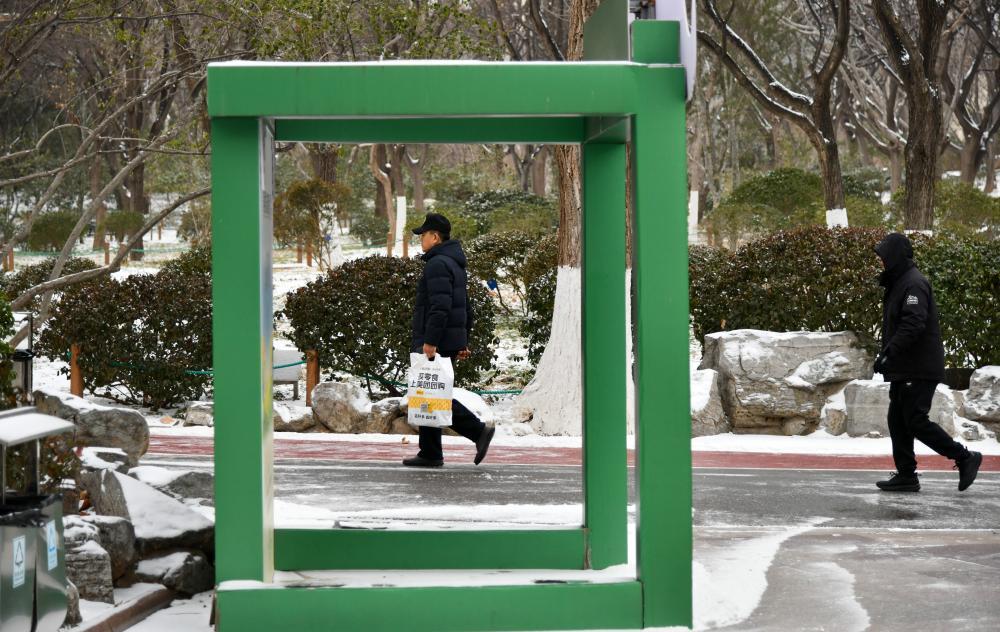山东济南迎来今年首场降雪