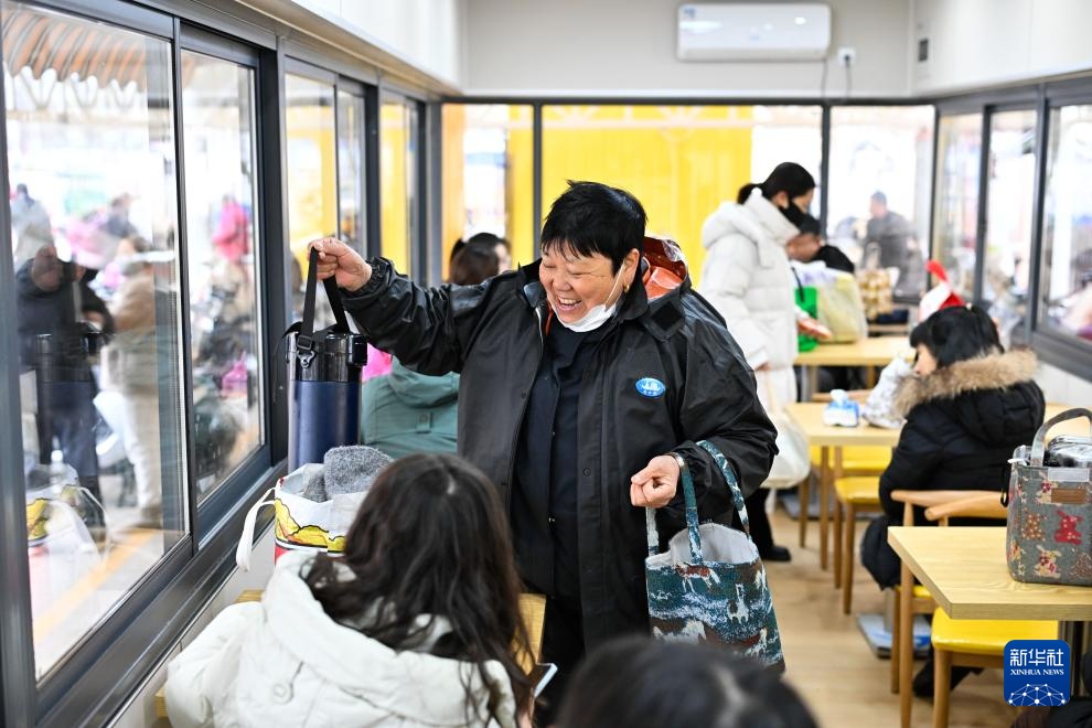 江苏泰州：探索“校门口”治理新路径 让学生舒心家长安心