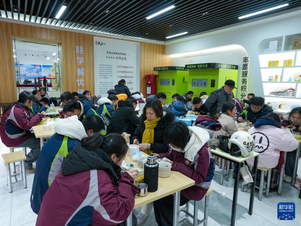 江苏泰州：探索“校门口”治理新路径 让学生舒心家长安心