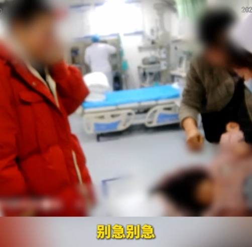 “别怕，我带你们去！”幼童高热惊厥致昏迷，交警6分钟疾驰送医