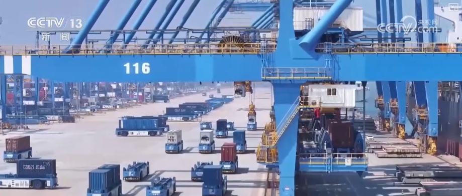 码头新年“上新”万吨巨轮“靠港即开工” 港口“朋友圈”扩容共绘蔚蓝新机遇