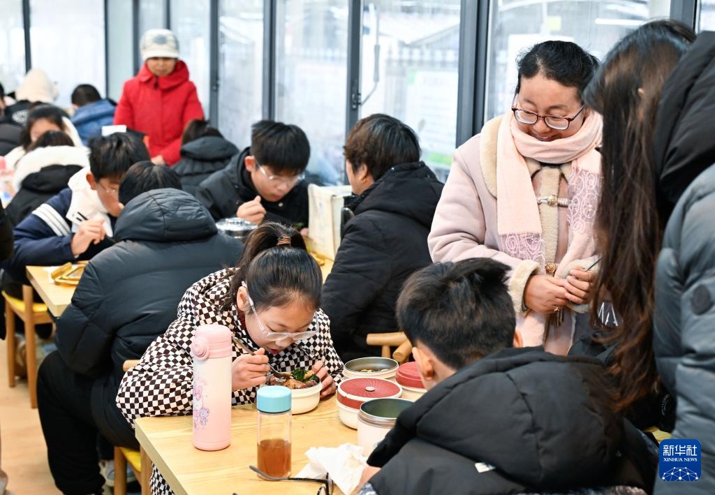 江苏泰州：探索“校门口”治理新路径 让学生舒心家长安心