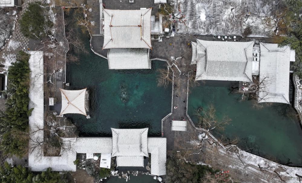 山东济南迎来今年首场降雪