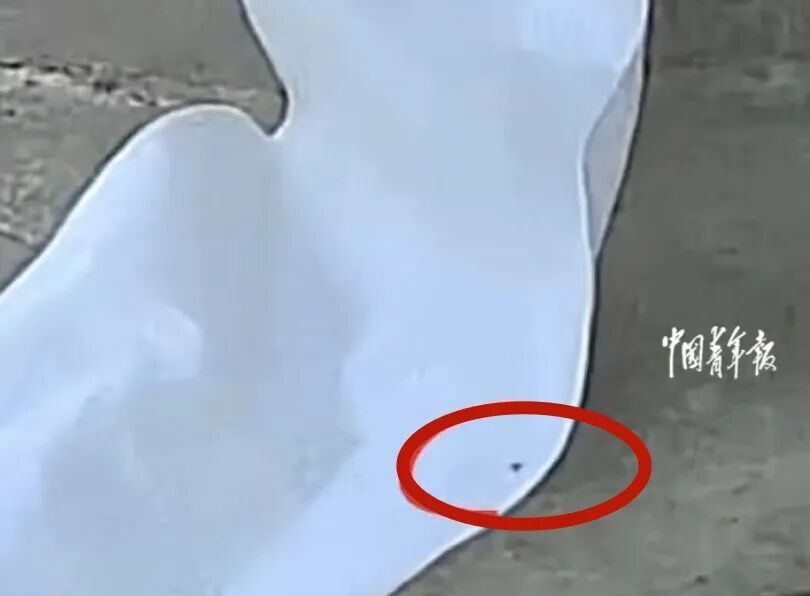 路边货物突然起火，险些引燃房屋！监控拍下这一幕……