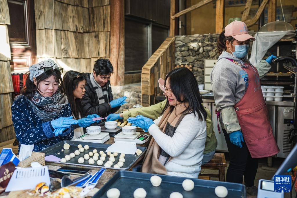 玉龙雪山下的山村变迁