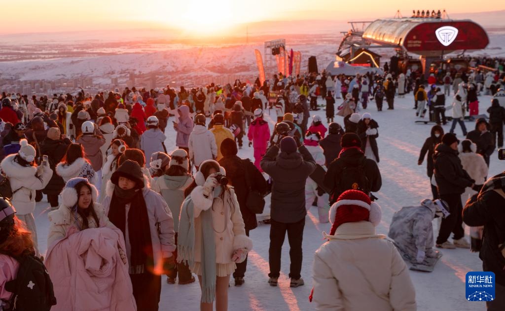 新疆阿勒泰：寒潮来袭 滑雪热情不减