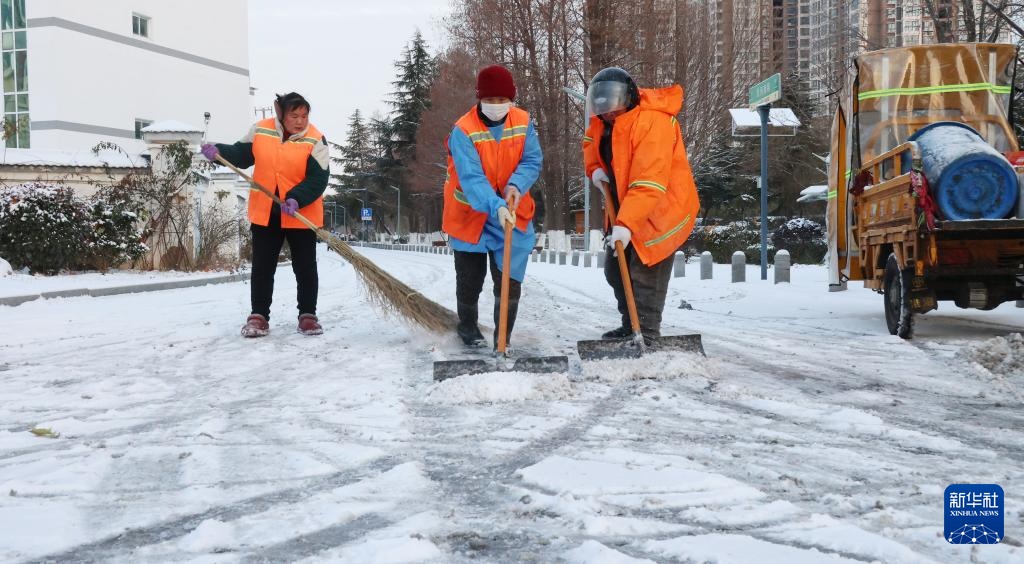 各地积极应对降雪天气