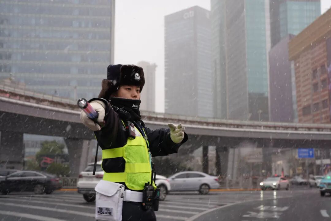 早高峰的街头巷尾，我们要“曝光”这群小绿人！