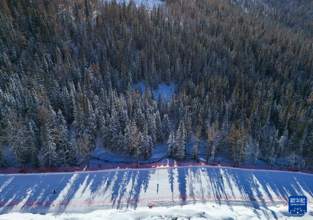 新疆阿勒泰：寒潮来袭 滑雪热情不减