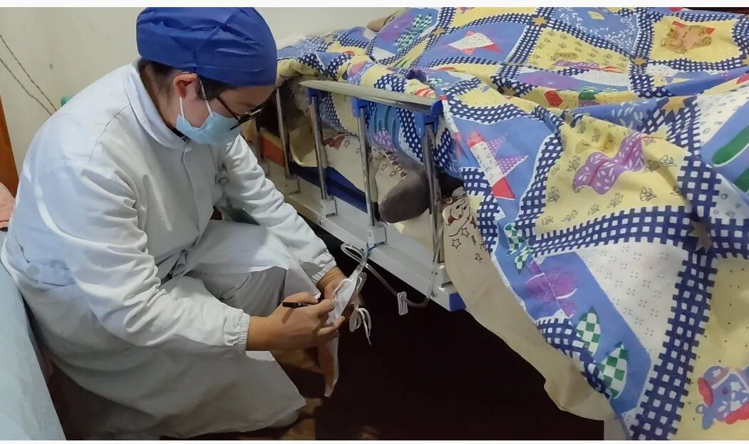 风雪夜，家属焦急打来求助电话！她紧急出动