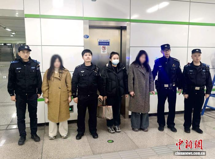 厦门警方破获多起“借换钱”类街面诈骗案