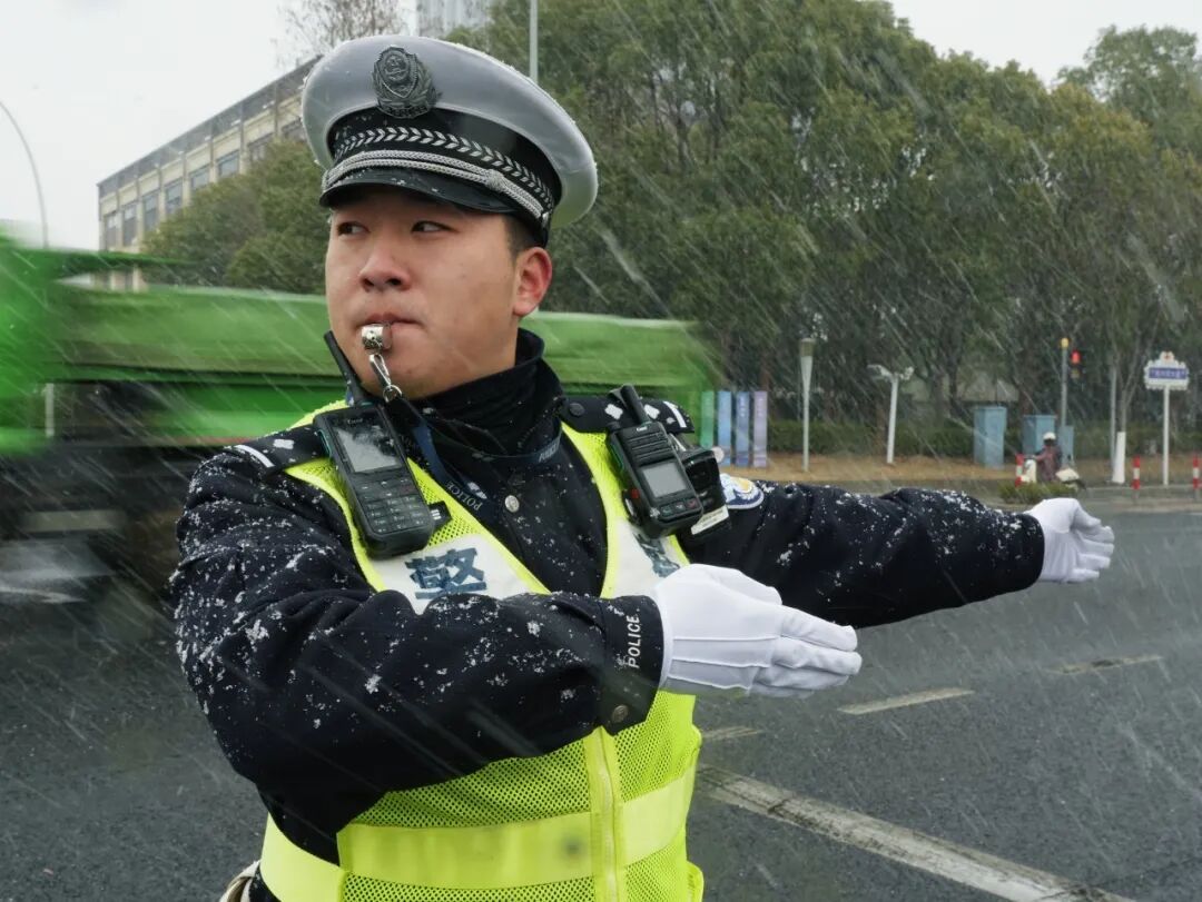 早高峰的街头巷尾，我们要“曝光”这群小绿人！