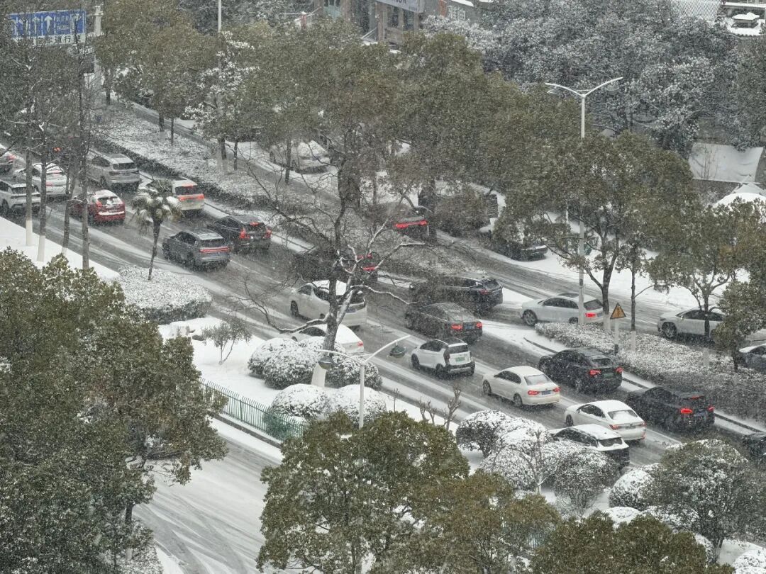 合肥正在降雪！市区多点缓行，地铁客流飙涨，绕城高速封闭
