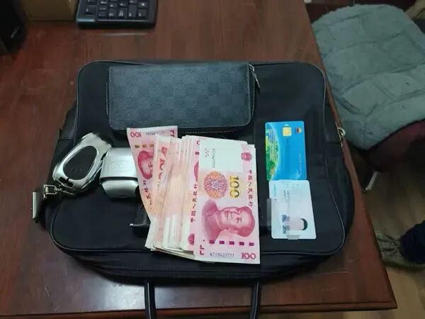 拾金不昧！哈尔滨的哥守护被遗忘背包，7300元现金完璧归赵