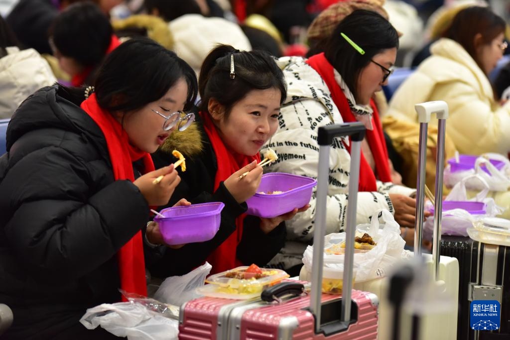 2026年长三角首趟学生团体包车从安徽阜阳启程