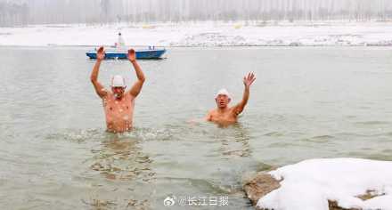 雪天硬核晨练！武汉人汉江湾冬泳迎寒潮