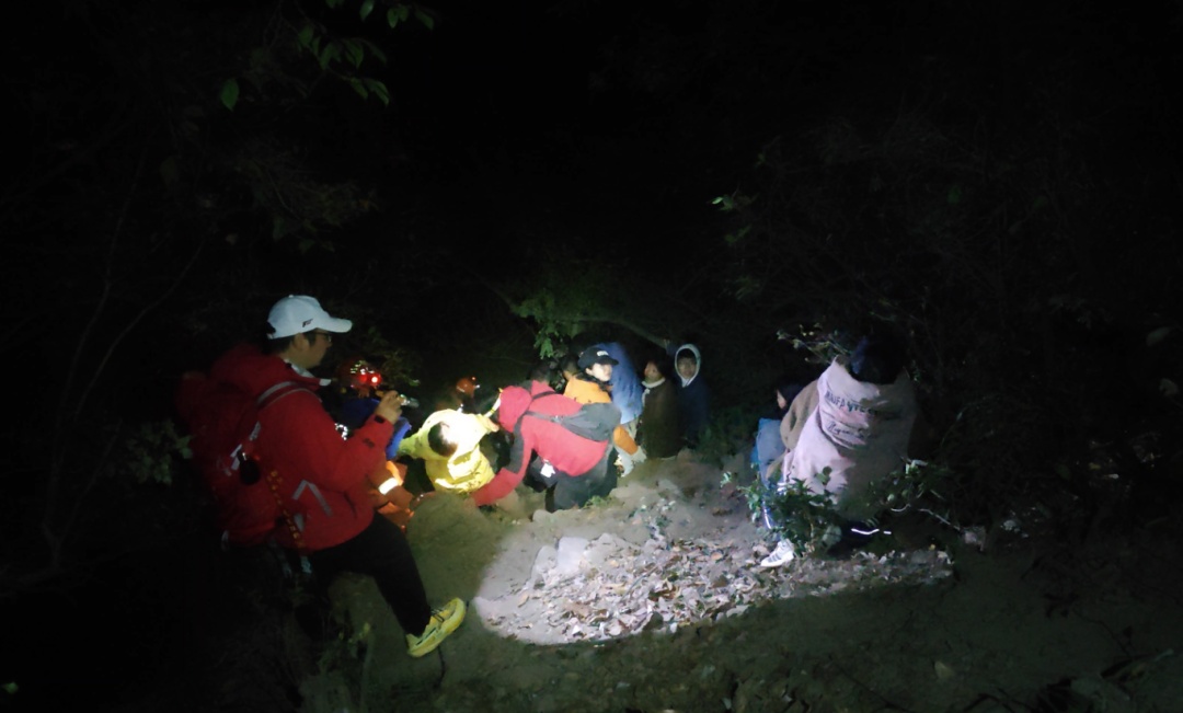 组团登山竟成“荒野求生”，两女生经历了什么？