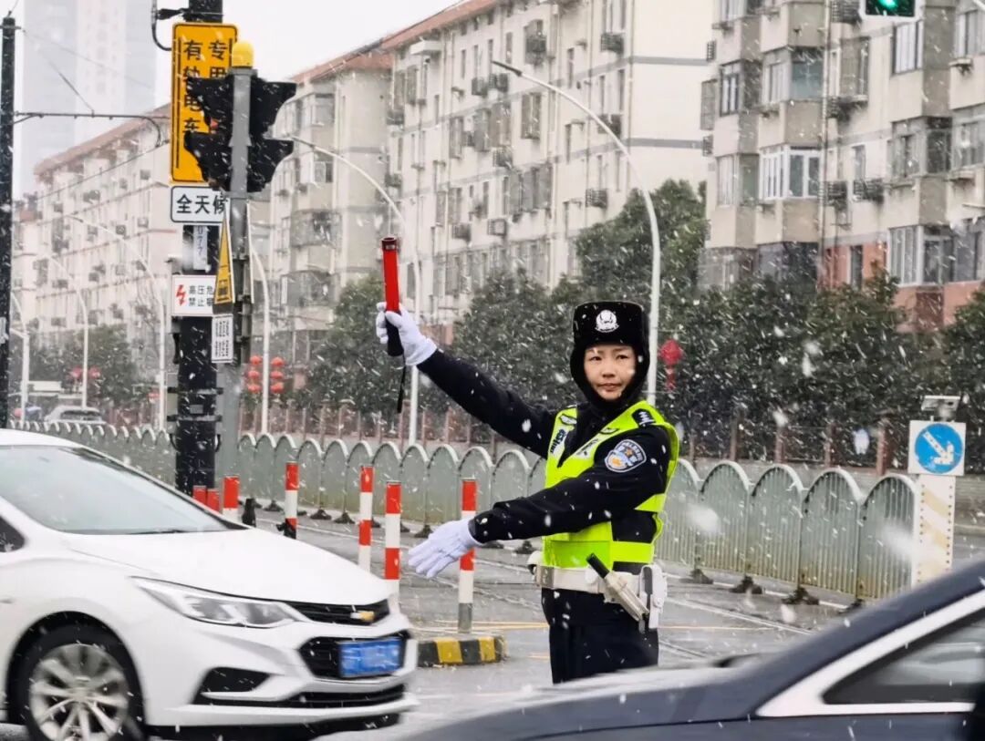 早高峰的街头巷尾，我们要“曝光”这群小绿人！