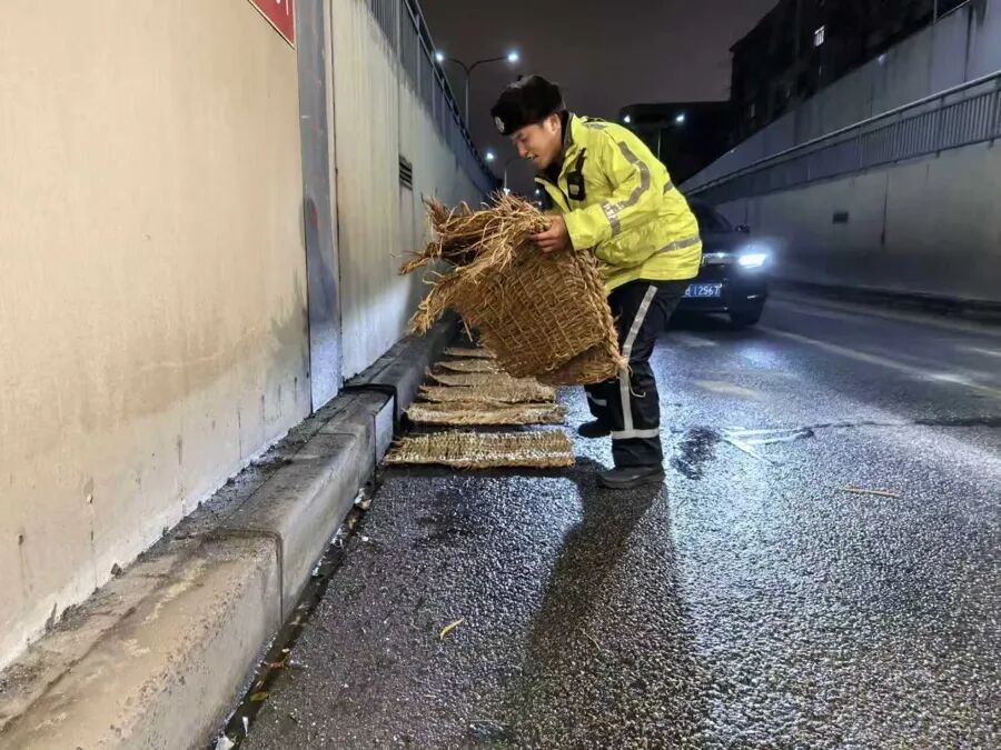 8000人滞留机场！航班停飞、列车停运、景区闭园、路段封闭，多地受雨雪持续影响