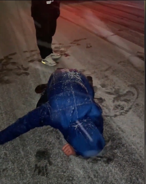 零下13℃！男子深夜回家看到有人跪趴在马路上，与路人冒雪守护等待救援