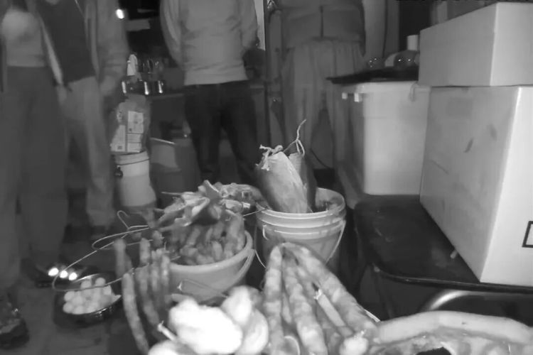 一夜间消失！兄弟俩狂搬100斤，原因让人无语……上海警方：刑拘！