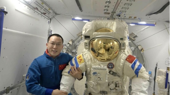 “谢谢你，舱外服B”