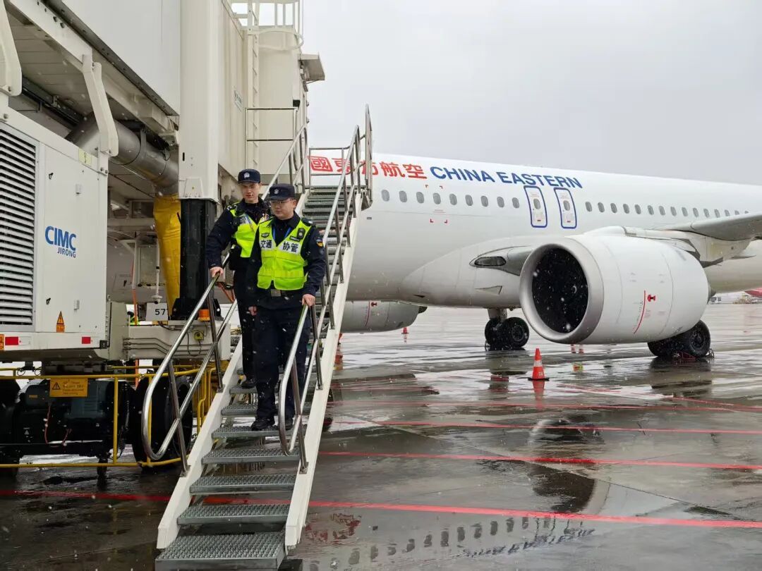 早高峰的街头巷尾，我们要“曝光”这群小绿人！