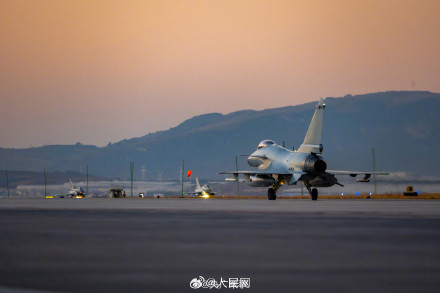 又被咱家战机大片帅到了