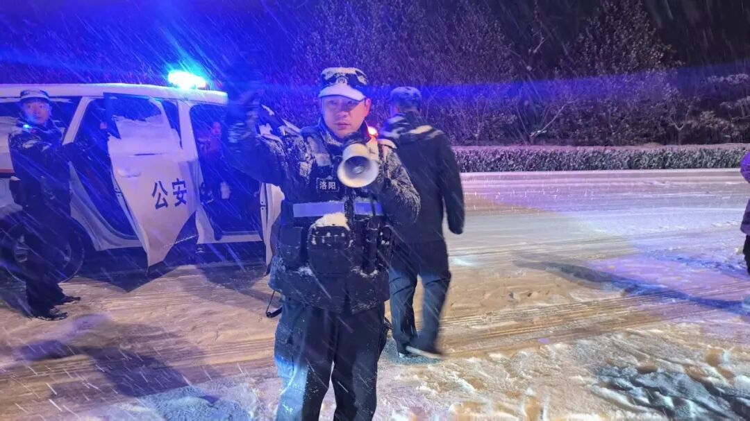 警用无人机喊话：我们将确保每一位游客安全离开！