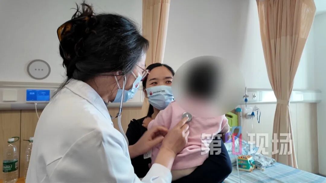 一岁娃吃苹果后哭闹，果渣不慎呛入气管！这些进食事项要注意