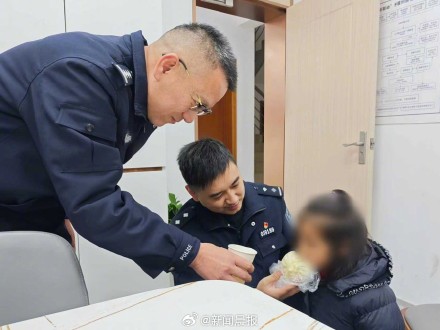 雪中暖心事！上海雪天3岁女童光脚迷路，民警用警服裹住了她