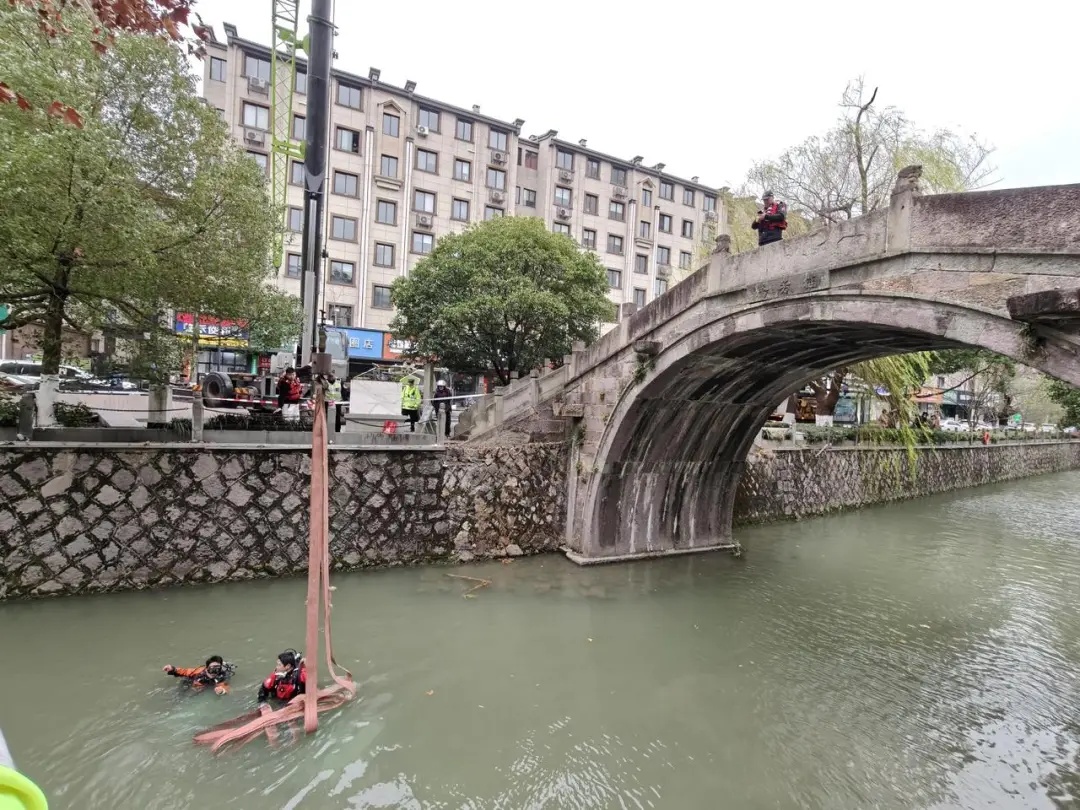 杭州一出租车冲进河道，63岁大伯寒风中纵身一跃，成功救起两名落水者