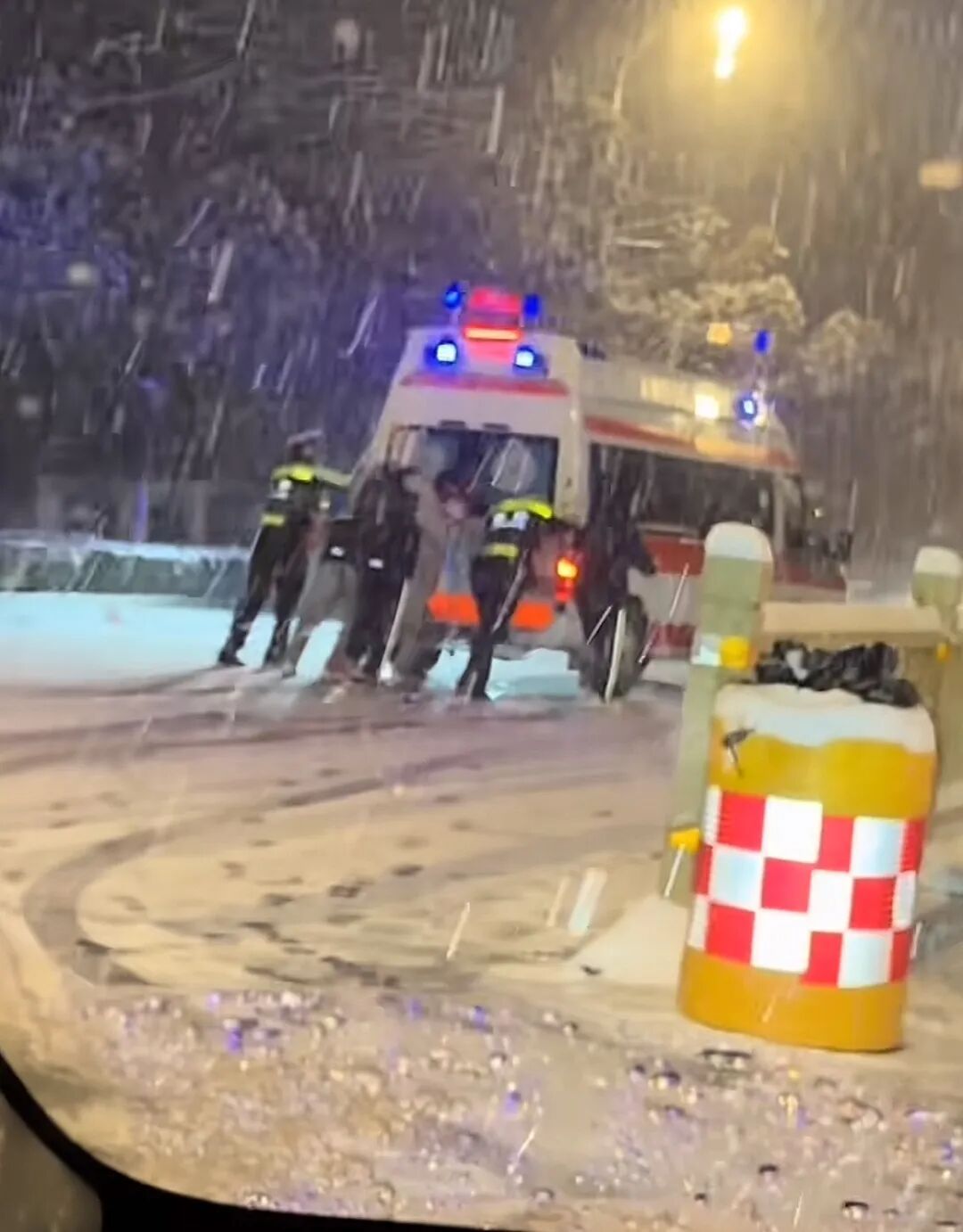 大雪天里救护车因路滑被困陡坡，4名中学生冲出与交警合力推车获赞