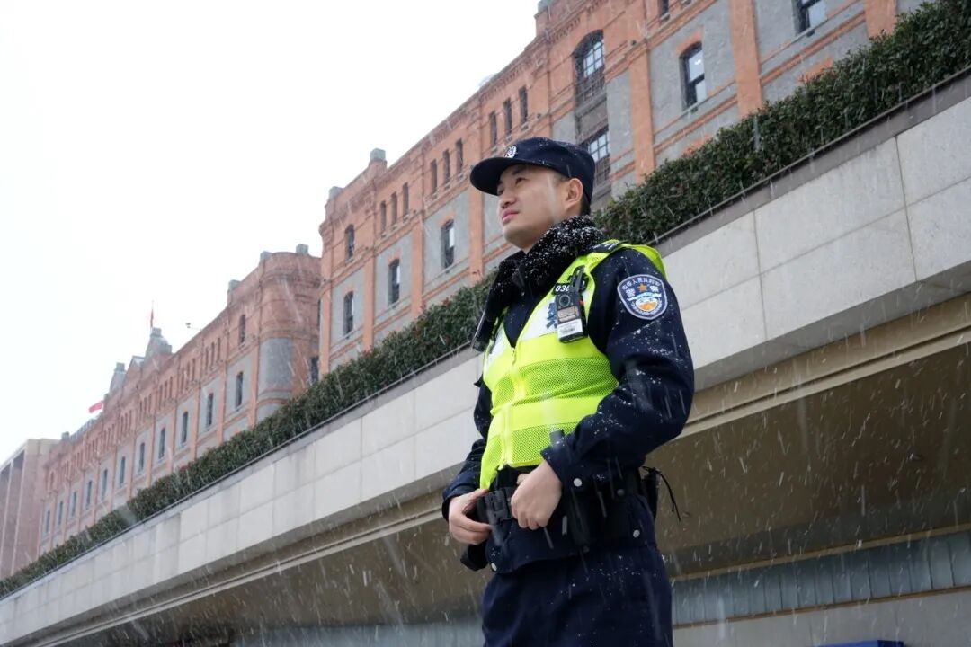 早高峰的街头巷尾，我们要“曝光”这群小绿人！