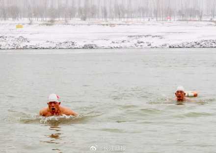 雪天硬核晨练！武汉人汉江湾冬泳迎寒潮