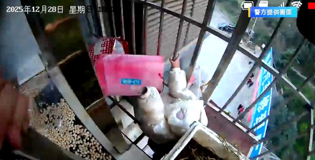 女童独自在家翻窗踏空悬挂五楼，命悬一线之际他们来了