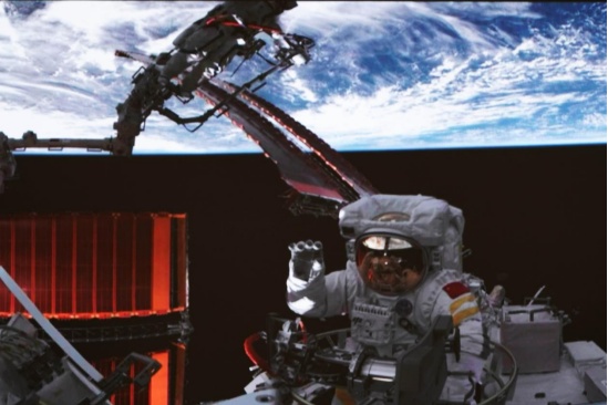 “谢谢你，舱外服B”