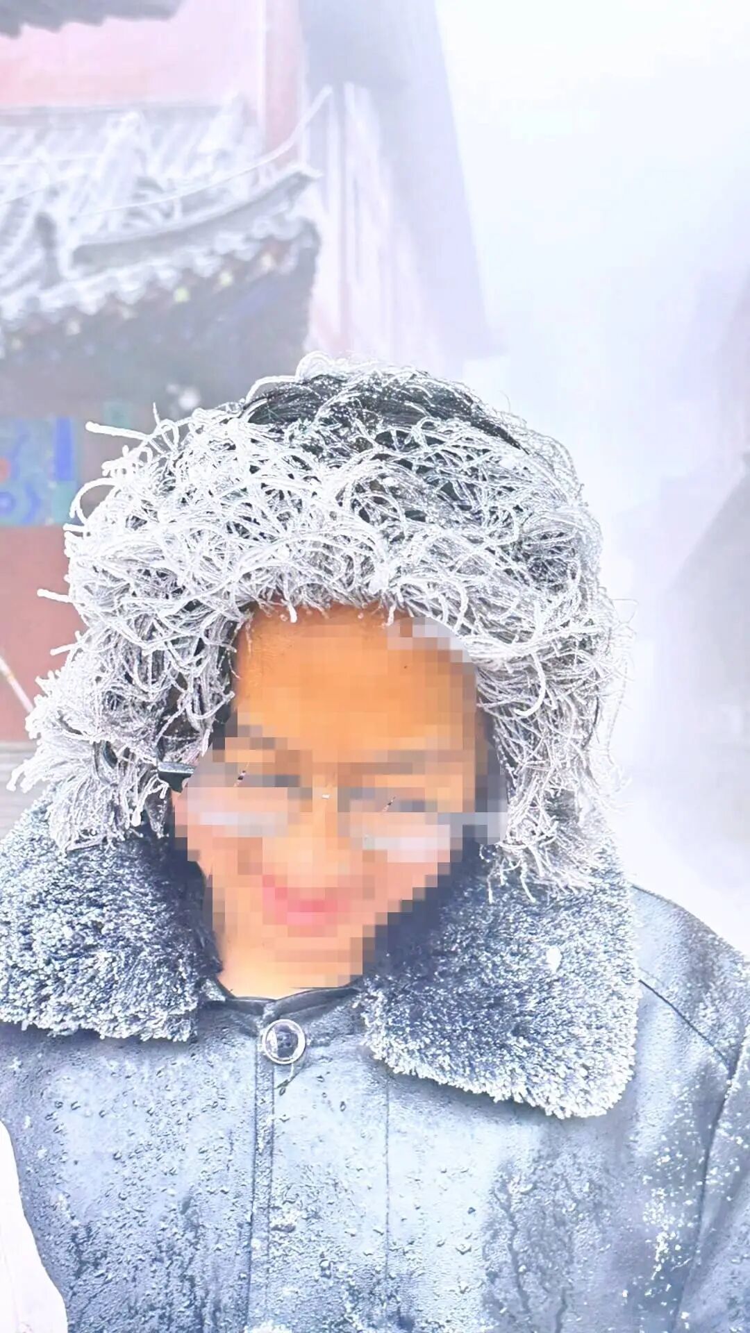 泰山“雾凇上头”？！小伙爬泰山，头发结雾凇成“冰皇冠”