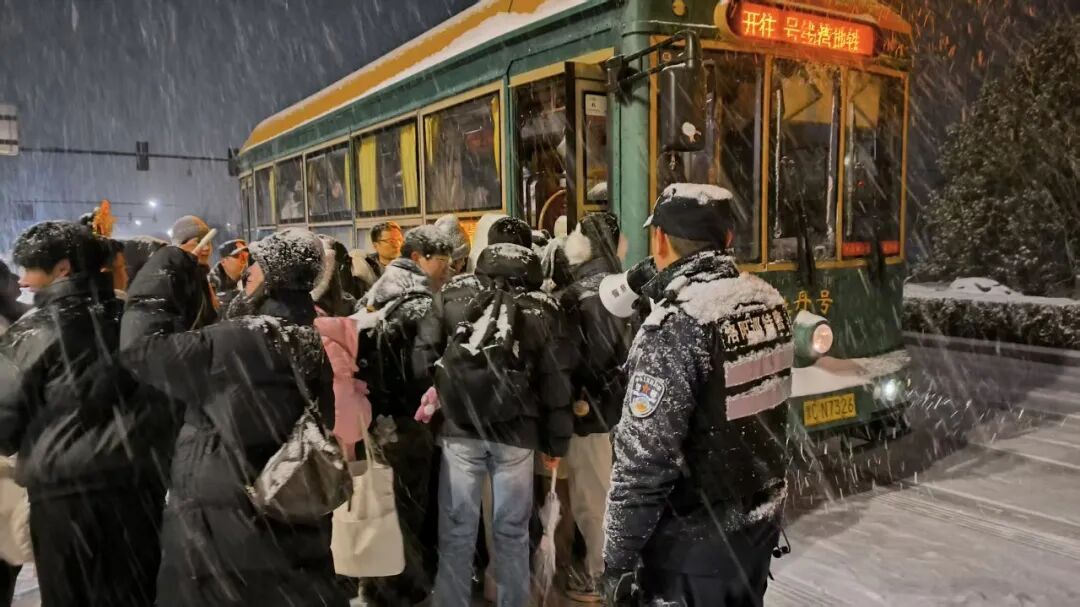 警用无人机喊话：我们将确保每一位游客安全离开！